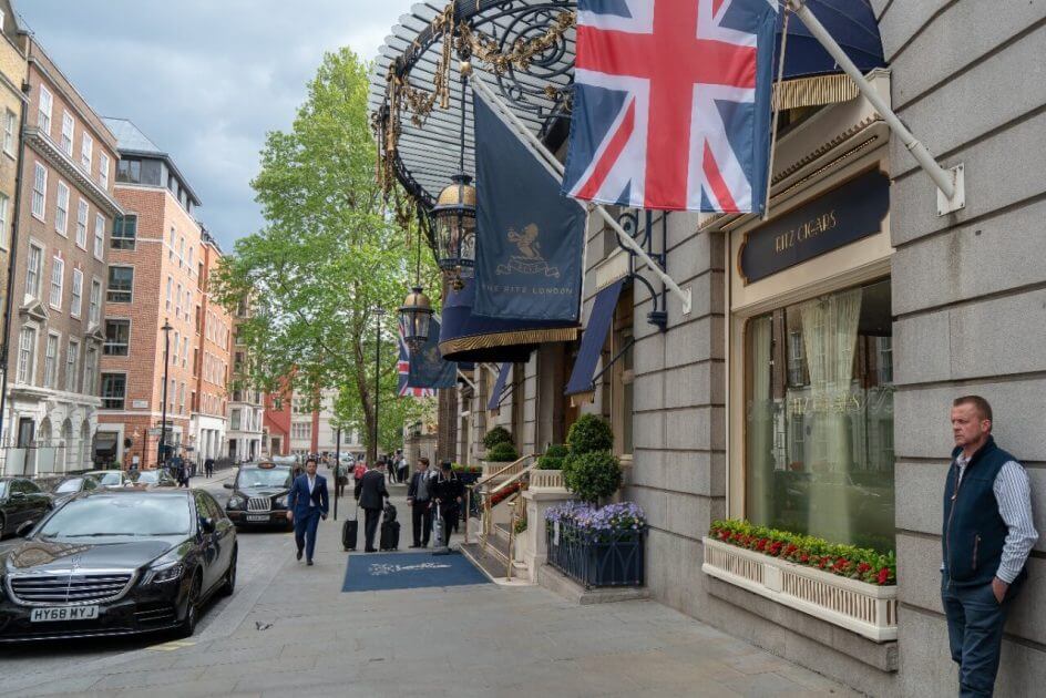 Mitten-im-Luxushotel-Aktivisten-verteilen-Pferdemist