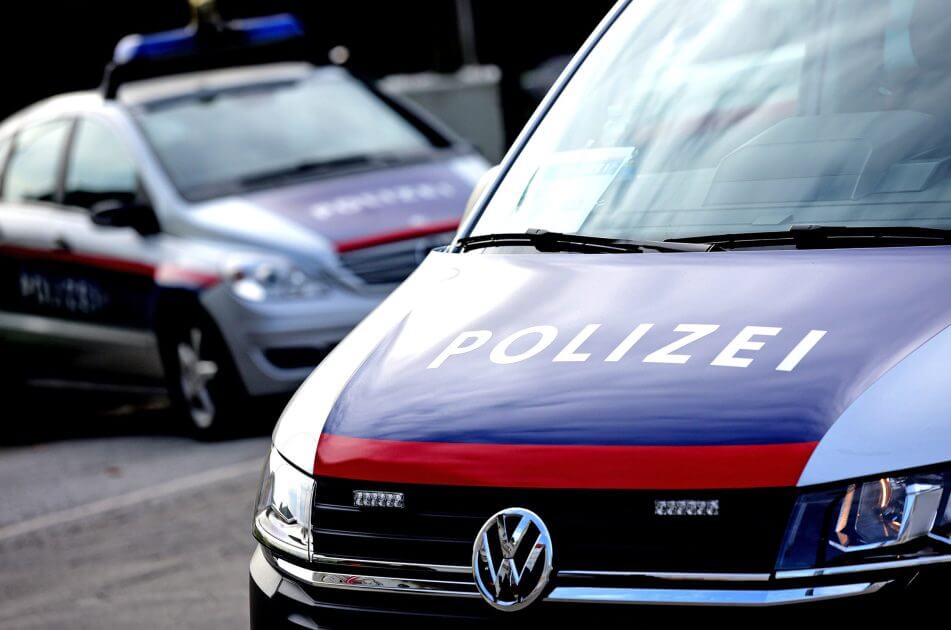 Drama-um-Parkschaden-Streit-endet-mit-Motorhauben-Fahrt-durch-Wien