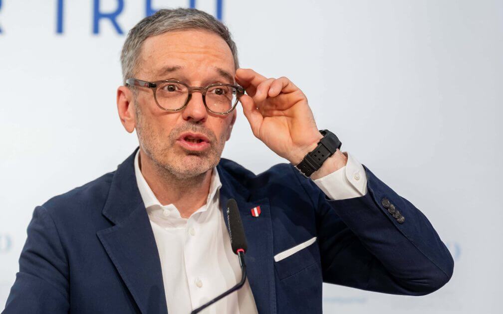 Bewegende-Worte-zu-Weihnachten-Kickl-k-mpft-in-Videobotschaft-mit-den-Tr-nen