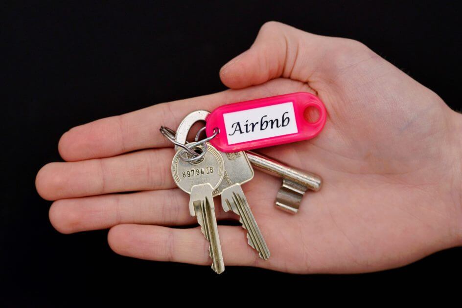 Skurriles-Airbnb-Paar-findet-Zettel-auf-Bett-mit-Anweisung-Nur-zum-Schlafen-