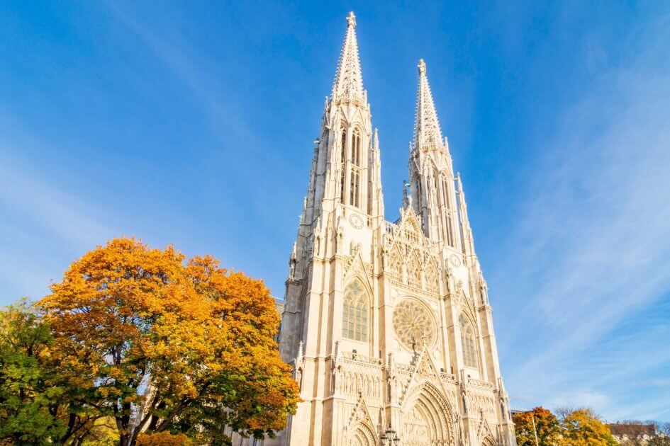 Pal-stina-Flaggen-auf-der-Votivkirche-Erzdi-zese-wehrt-sich