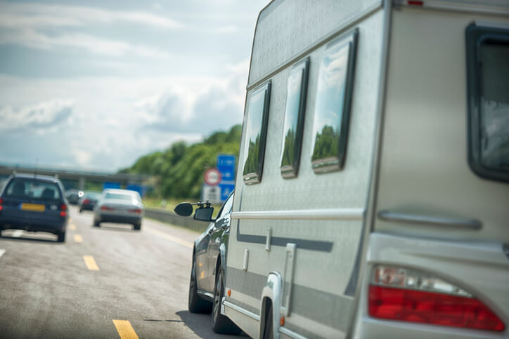 Ehemann-77-berrollt-Ehefrau-75-mit-Wohnwagen