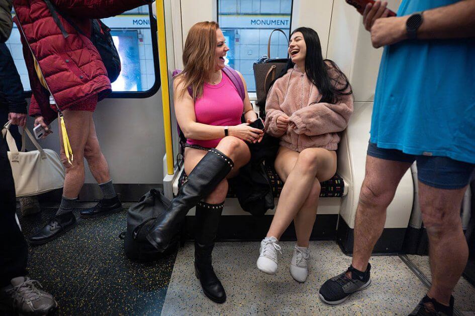 unten-ohne-londoner-lassen-in-der-u-bahn-die-hose-fallen