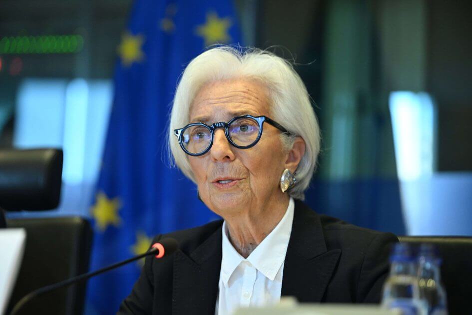 Umfrage-Emp-rung-pur-wegen-Extra-Honorar-f-r-EZB-Chefin