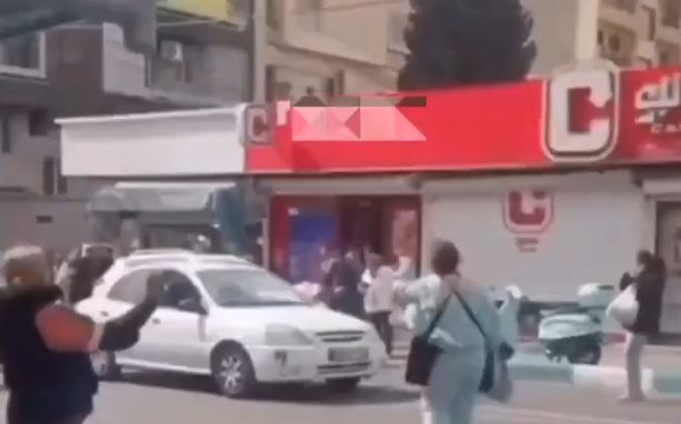 Iraner-bejubeln-Angriffe-und-tanzen-auf-der-Stra-e