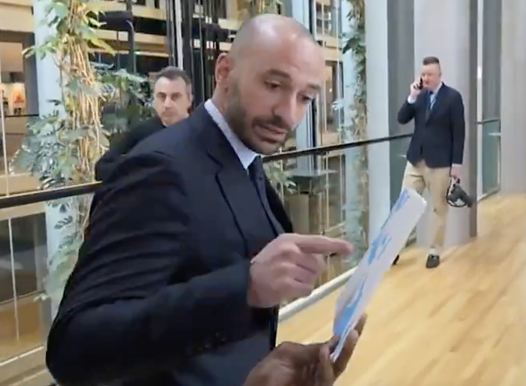 EU-Politiker-blamieren-sich-komplett-Minister-findet-Iran-nicht-auf-Karte