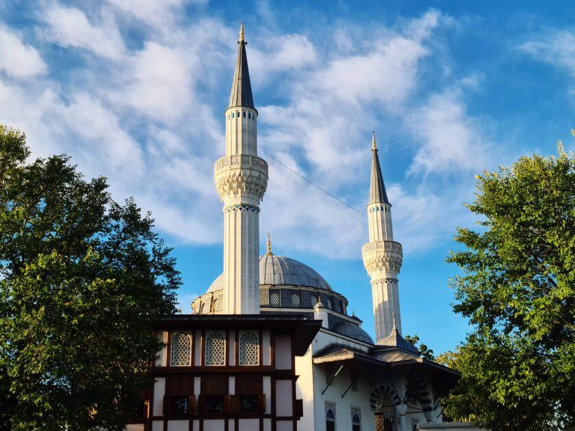 Khamenei-Gedenken-Polizei-beobachtet-Moschee-Veranstaltung