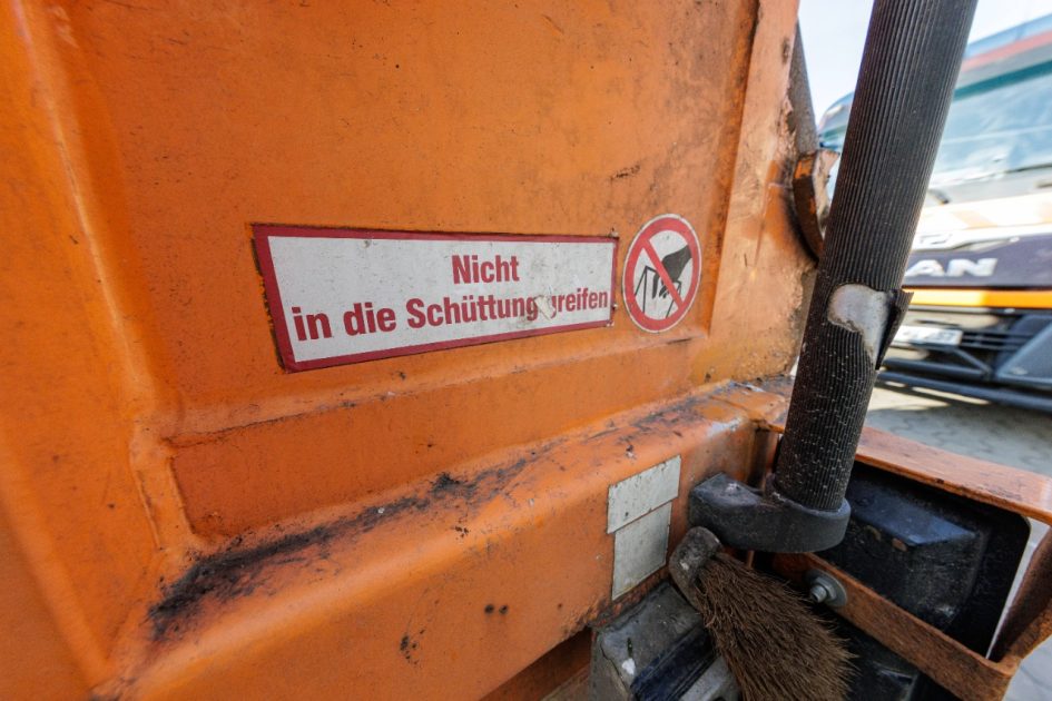 Horror-bei-der-Arbeit-M-llmann-in-M-llauto-gezogen