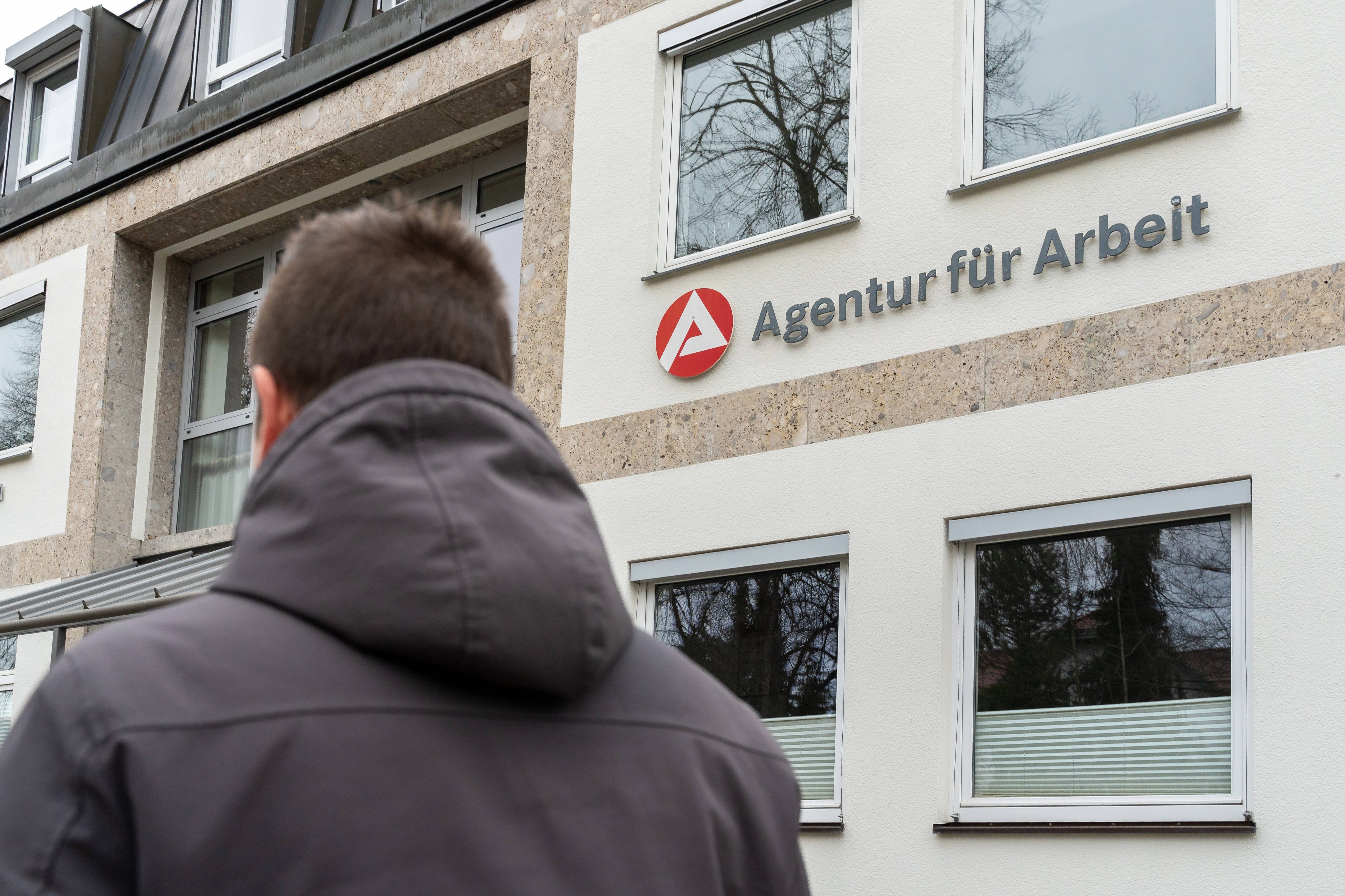 Arbeitsmarkt-Zahlen-Trotz-leicht-optimistischer-Aussichten-Jobbabbau-geht-weiter