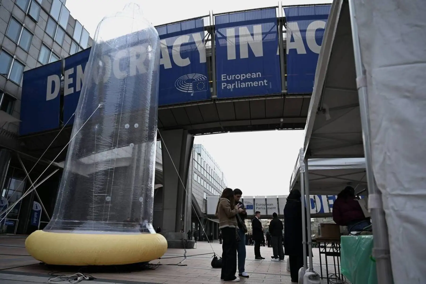 Br-ssel-sorgt-f-r-Aufsehen-Riesen-Kondom-vor-EU-Parlament