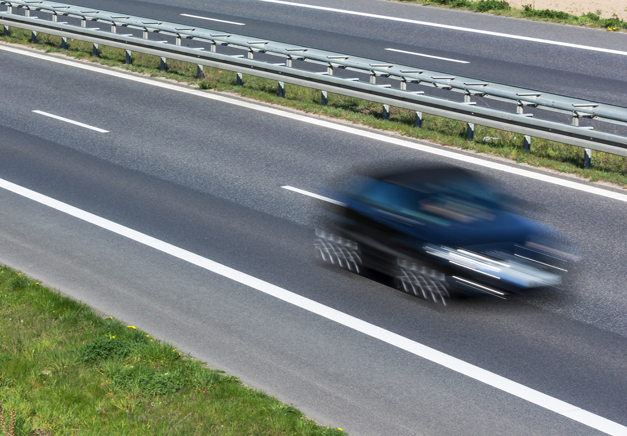 Dunajski raser zaradi bega pred policijo in ogrožanja policista obsojen na zaporno kazen