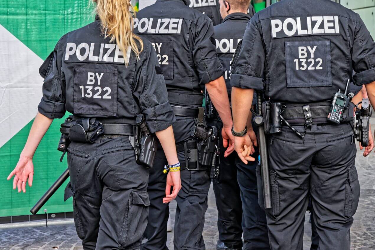 Mit Messer bewaffnet: Gehörloses Mädchen (12) von Polizisten angeschossen