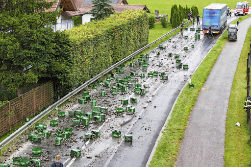 Tovornjak izgubil tovor piva v Zgornji Avstriji, cesta zaprta dve uri