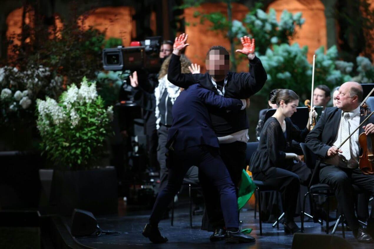 Karoline Edtstadler pri politični premieri na Salzburg Festivalu