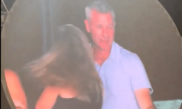 Affäre aufgedeckt? Diese Kiss-Cam-Szene am Coldplay-Konzert geht viral!