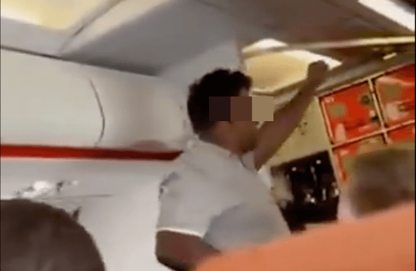 Video: „Allahu Akbar“-Rufe im Flugzeug – Passagier wegen Terrorgefahr festgenommen