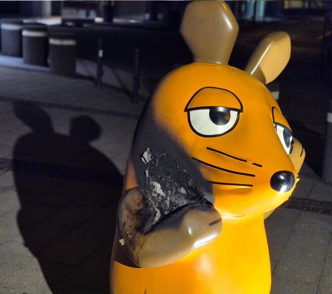 V Kölnu zažgali priljubljeno figuro miške, WDR vložil ovadbo