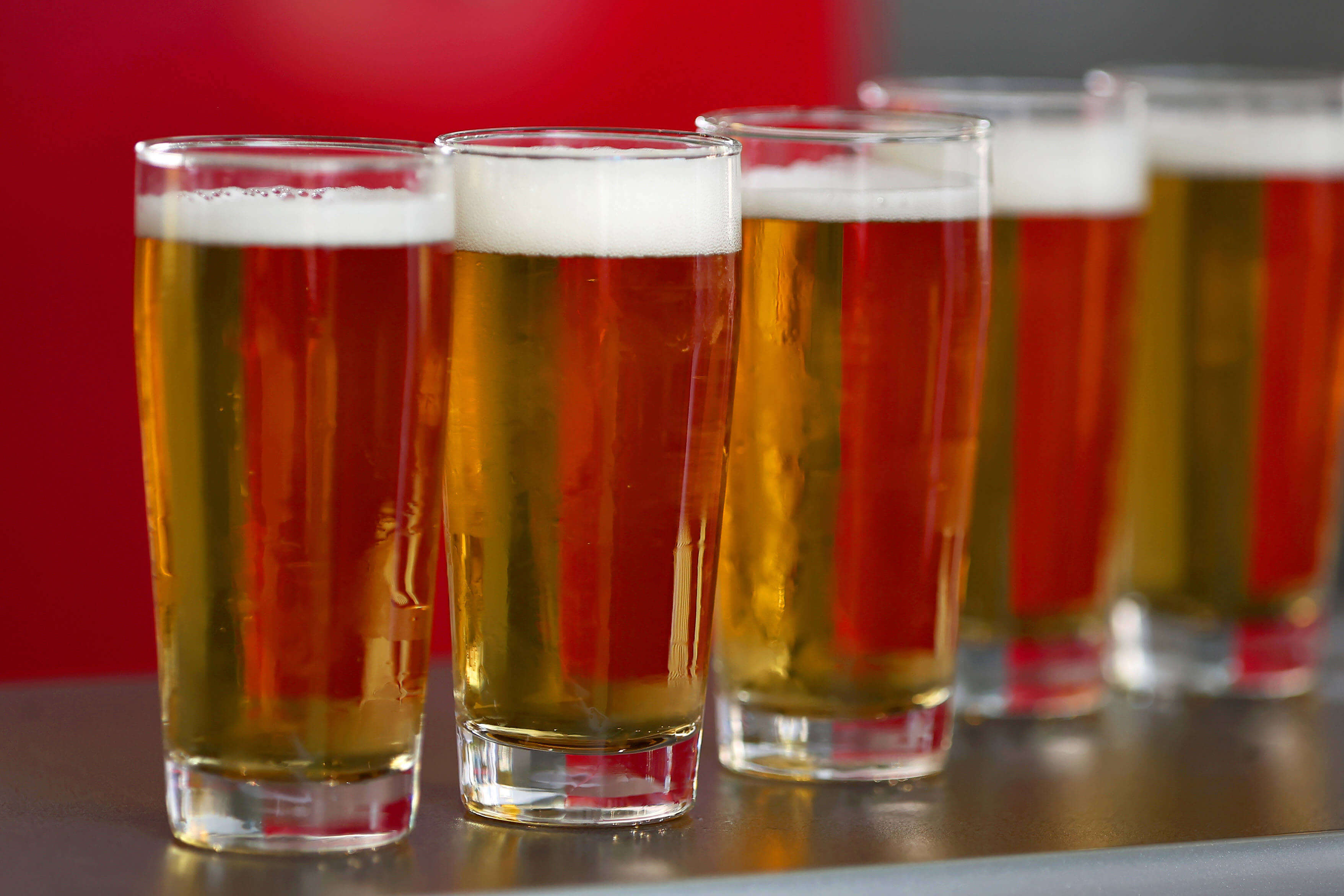 Bier-Transporter je na avstrijski cesti B147 izgubil več palet radlerja