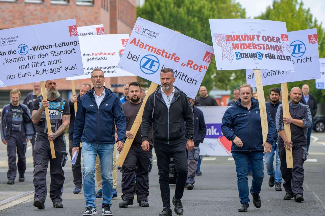 Tisoče zaposlenih avtomobilskega dobavitelja ZF protestiralo proti varčevalnim ukrepom in odpuščanjem