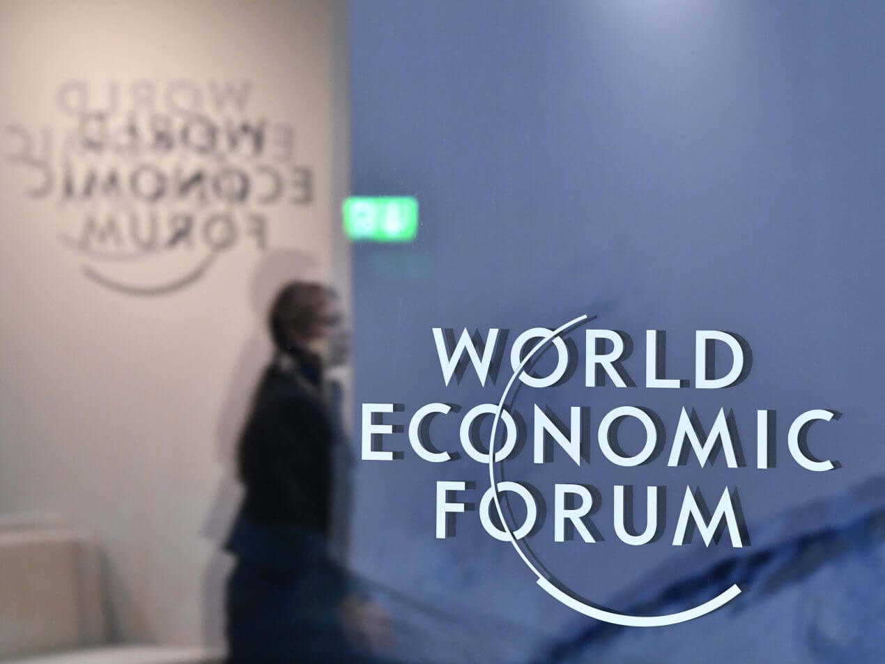 Ustanovitelj WEF Klaus Schwab oproščen nepravilnosti, imenovani začasni so-predsedniki
