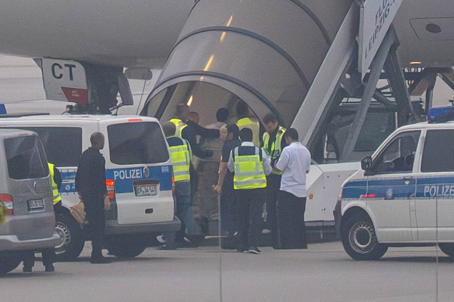 „Strenge, harte Asylpolitik“: Karner lobt deutsche Abschiebung von Afghanen