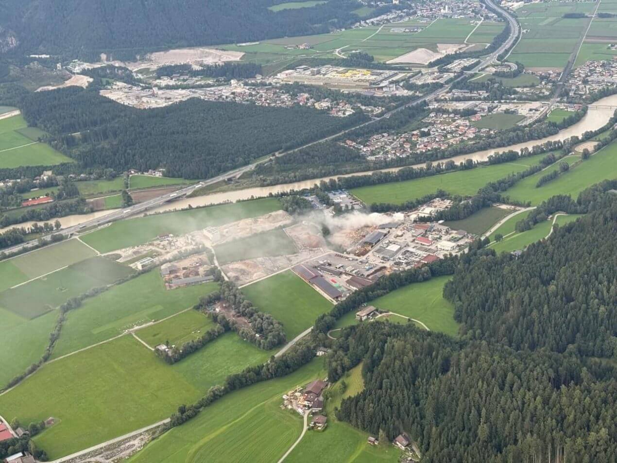 Požar v tirolskem reciklažnem obratu v Pillu pogašen, vzrok naj bi bila samovžig