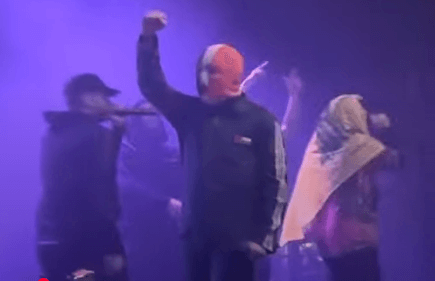 Wegen Hisbollah-Flagge bei Konzert: Kneecap-Rapper vor Gericht