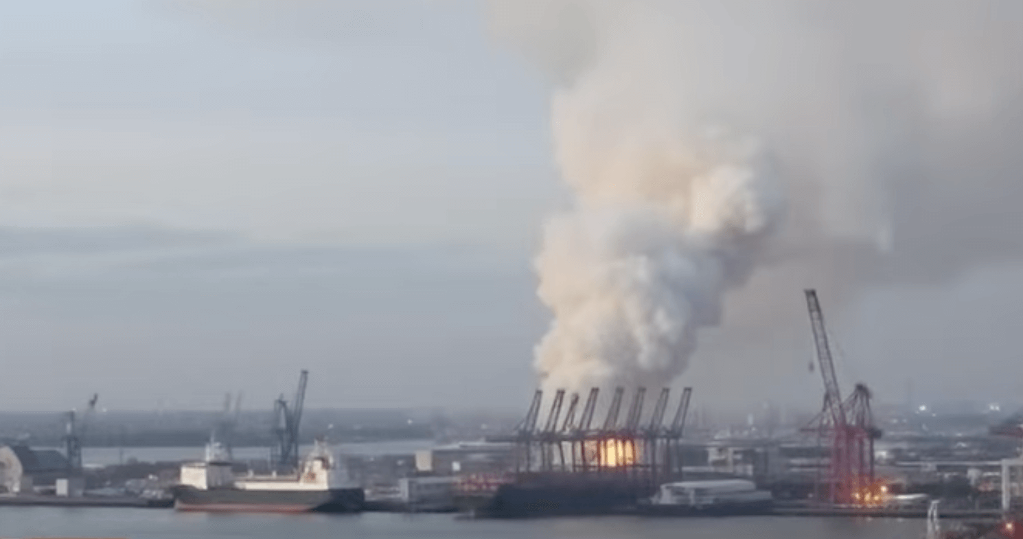 Großfeuer im Hamburger Hafen – Trümmerteile auf Autobahn geschleudert