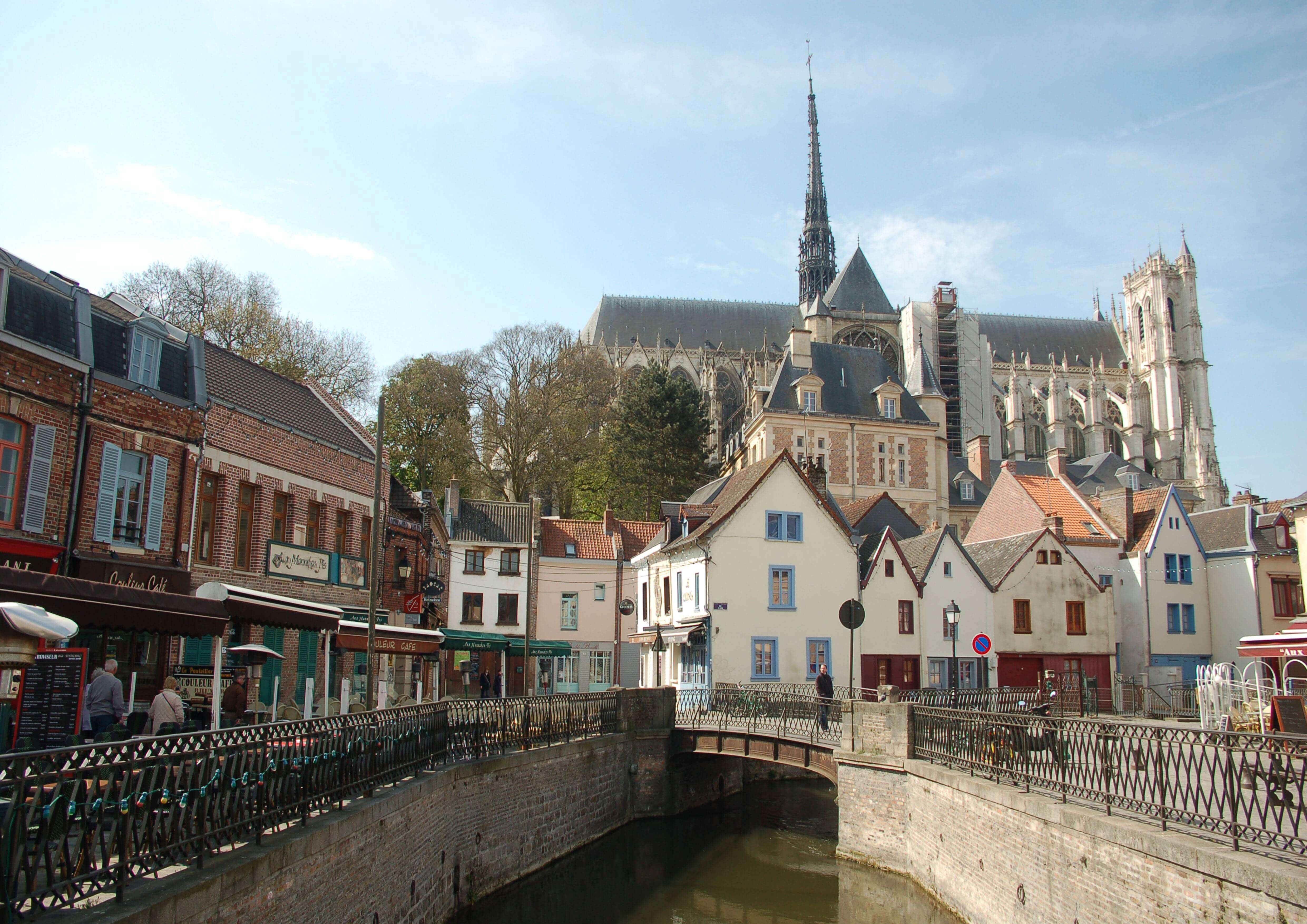 V Franciji našli truplo moškega, razporejenega v obliki križa