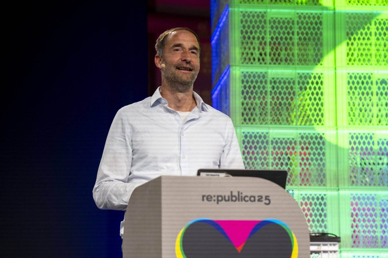 Berlinska policija preučuje pravne korake proti aktivistu zaradi motenja intervjuja z Alice Weidel