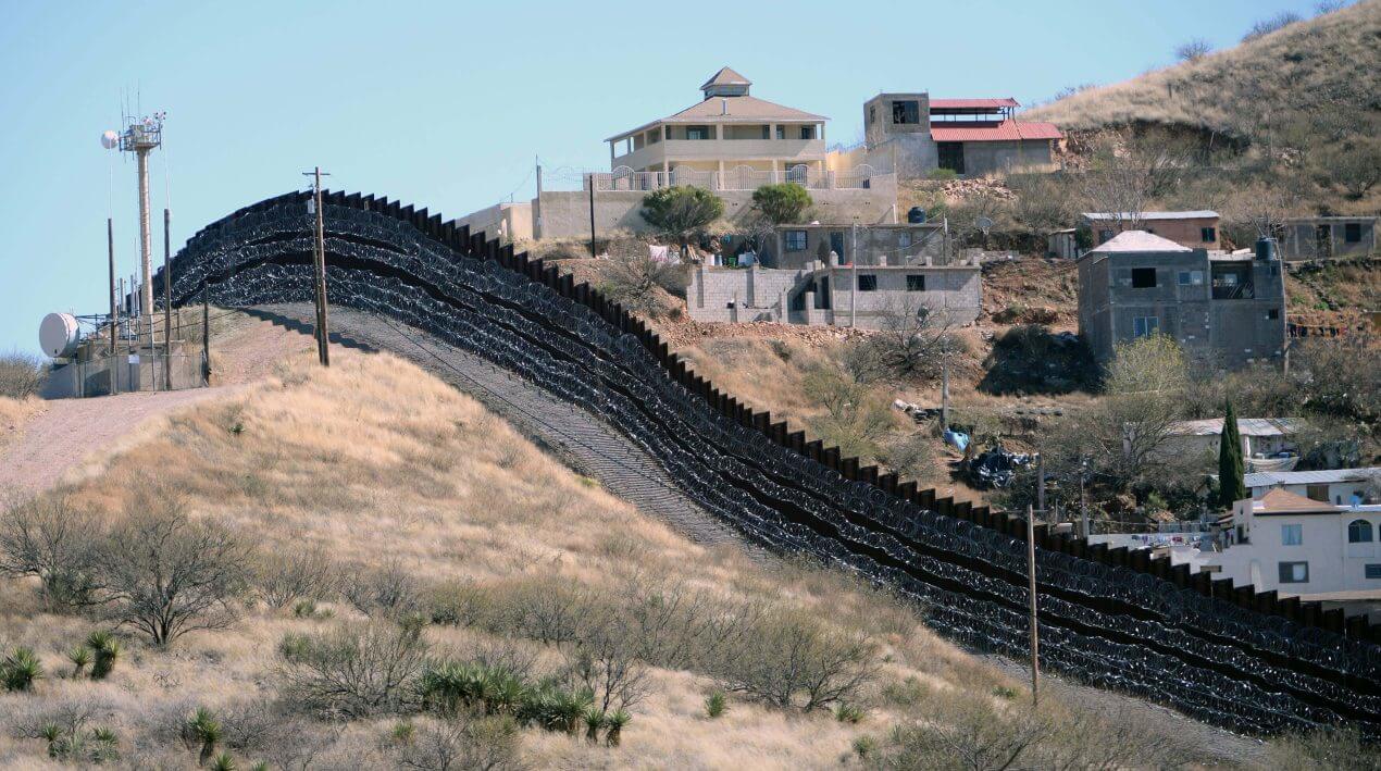 Trump lässt Grenzzaun zu Mexiko schwarz streichen