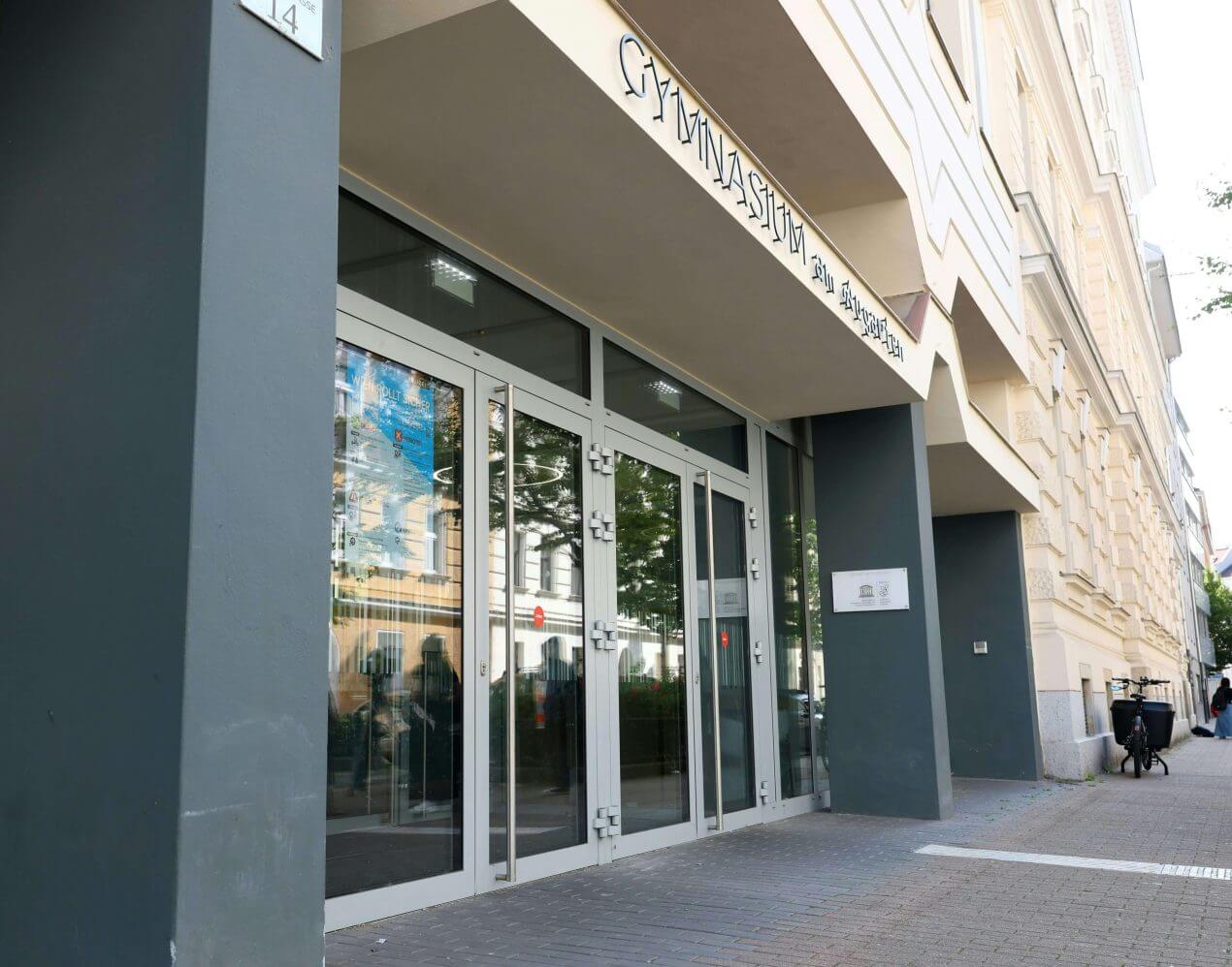 Messerattacke an Wiener Schule: 16-Jährige verletzt – Fahndung läuft