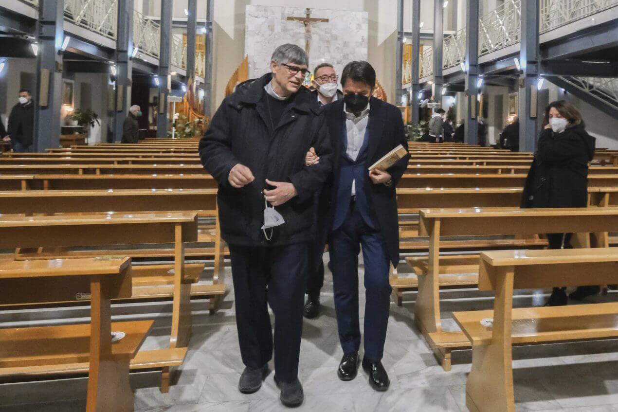 Kugel in der Messe: Camorra bedroht Priester während Messe in Neapel