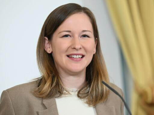 Avstrijska ministrica Plakolm meni, da je prepoved naglavnih rut v skladu z ustavo