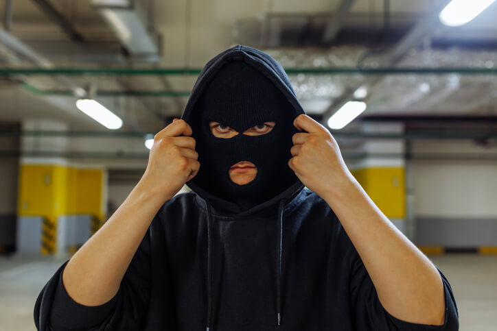 V Tirolski neznanec napadel in oropal 15-letnika