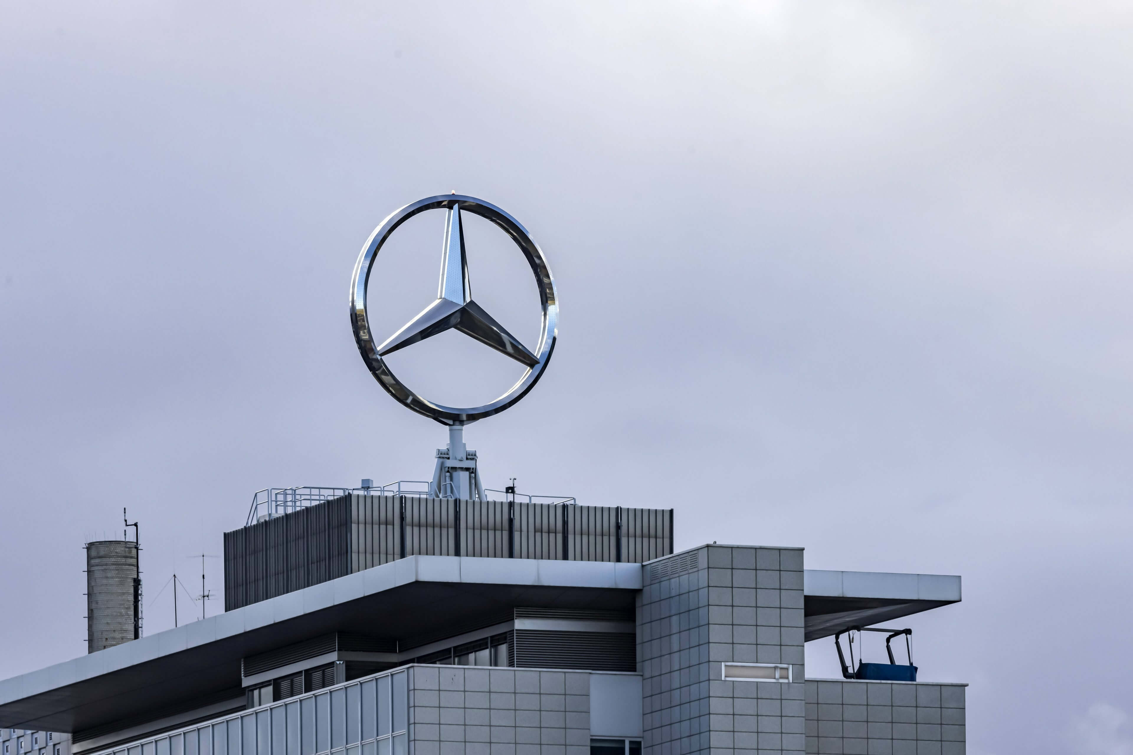Dobiček Mercedes-Benz se je močno zmanjšal zaradi carin, upada prodaje in odpuščanj