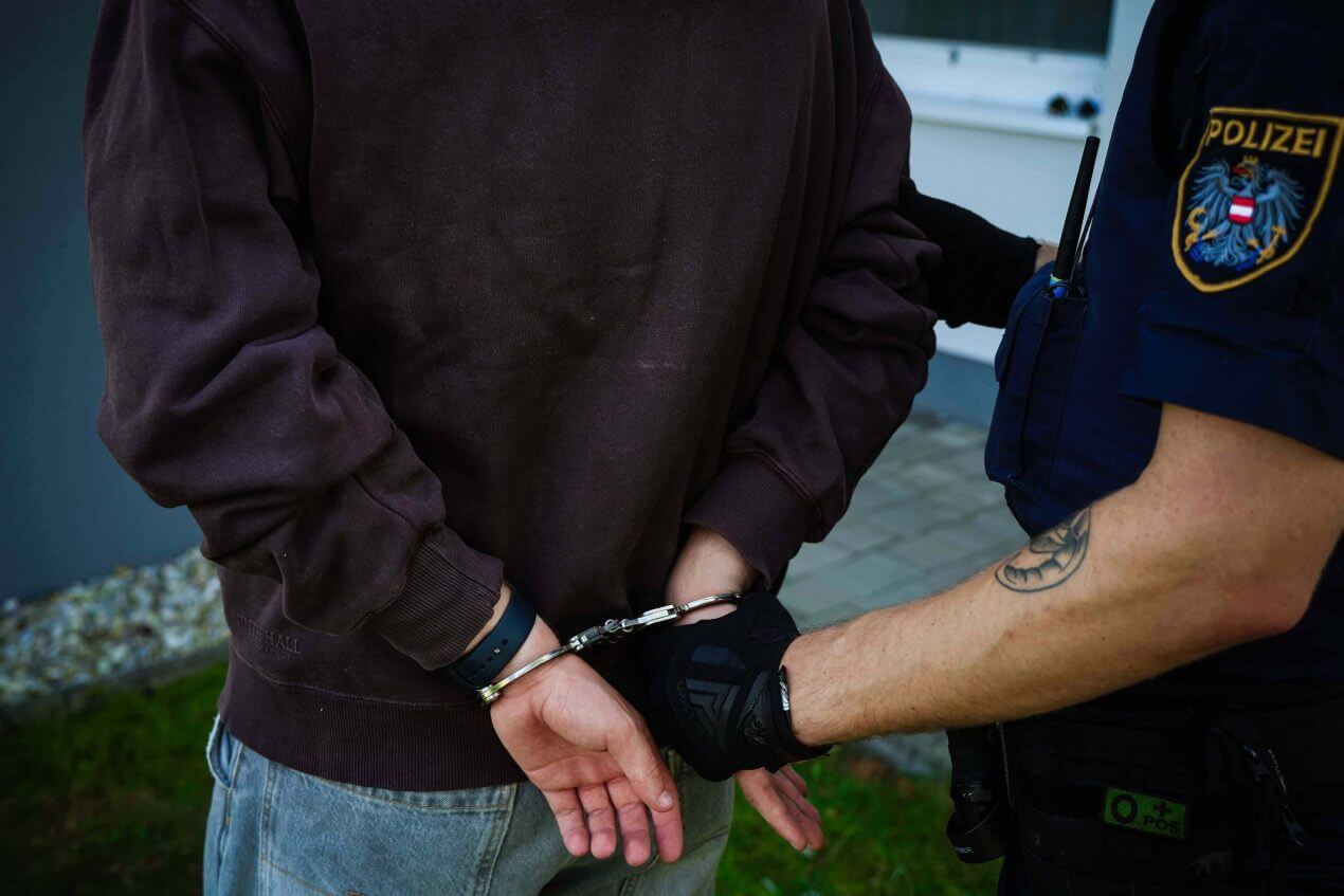 Leiche in ausgebranntem Auto: Zwei Tatverdächtige festgenommen