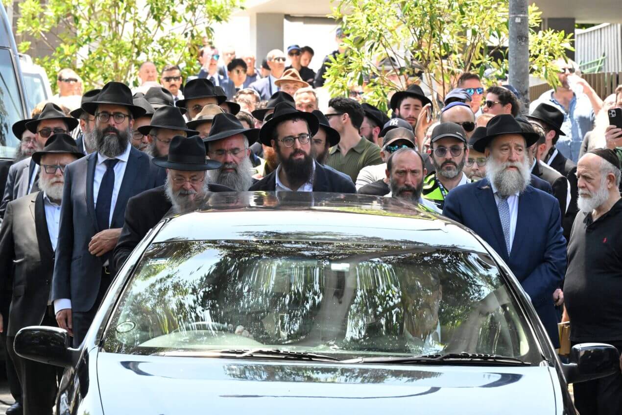 V Melbournu zažgali avto rabina, preiskujejo možnost antisemitskega motiva